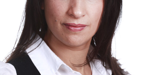 <img class="alignright" src="http://heb.daam.org.il/wp-content/uploads/2012/12/1_asma.jpg" alt="" width="122" height="184" />ילידת 1973, בעלת תואר BA כללי ובספרות ערבית ותעודת הוראה באוניברסיטת תל אביב, נשואה ואם לילד, מתגוררת ביפו. הצטרפה לדעם ב-1996, החלה לערוך את מגזין א-סבאר, והיתה מעורבת במאבק למען הדיור ביפו. בשנת 2000 ייסדה וניהלה את סניף ארגון העובדים מען במזרח ירושלים, המסייע לעובדים ולמובטלים. עמדה בראש פרויקט להגנה על נפגעי תוכנית ויסקונסין, ומעורבת בחינוך בני נוער יהודים וערבים למען שינוי חברתי ובמפגשים ביניהם. פעילה מאוד בנושא שוויון האשה, במאבק למען תעסוקה הוגנת לנשים, ולנשים ערביות בפרט. לקחה חלק פעיל במחאה החברתית. מאז הבחירות לכנסת ה- 16 ב-2003 היא עומדת בראש רשימת דעם לכנסת.