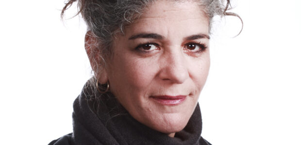 <img class="alignright" src="http://heb.daam.org.il/wp-content/uploads/2012/12/5_orly.jpg" alt="" width="122" height="184" />ילידת 1965, גדלה בבארות (הקיבוץ הדתי) להורים ניצולי שואה. לאחר שירותה הצבאי עברה לירושלים ולמדה בבית הספר לתיאטרון חזותי. היא אמא חד הורית לבת. ב- 1990 עברה לתל אביב, עבדה בטלוויזיה, היתה אחראית על הסרטים הדוקומנטריים בקשת, ומשנת 2004 היא יועצת אמנותית לקרנות קולנוע. בינואר 2012 הקימה יחד עם יגאל שתיים את "מרק לוינסקי"- התארגנות אזרחית התנדבותית למען הפליטים בגינת לוינסקי בתל אביב, והדליקה בשמם משואה בטקס העצמאות האלטרנטיבי במאי השנה. היא פעילה שנים רבות במאבק נגד הכיבוש ולמען זכויות הפלסטינים. התוודעה לדעם בתנועת המחאה של קיץ 2011.