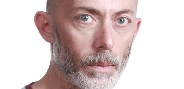 <img class="alignright" src="http://heb.daam.org.il/wp-content/uploads/2012/12/Lahav_1.jpg" alt="" width="114" height="152" />נולד ב-1965 בנצרת עילית, אב לשניים, למד בבצלאל אקדמיה לאמנות ולעיצוב בירושלים, מעצב גרפי. התחיל לצעוד עם דעם בהפגנות של קיץ 2011. "מצאתי שזו הסביבה הנוחה ביותר בשבילי, לא היה שום מרחב אחר שבו יכולתי להרים את הפוסטר שלי: "הכובש דורש צדק חברתי, הנכבש מבקש צדק", ולהרגיש שכולם מדברים איתי באותה שפה.