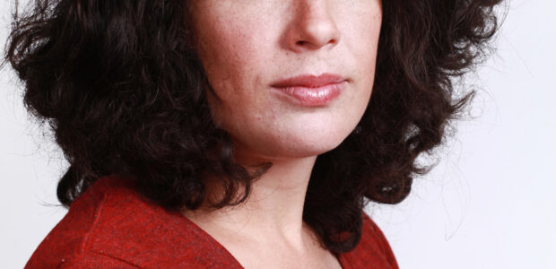 <img class="alignright" src="http://heb.daam.org.il/wp-content/uploads/2012/12/Lev_Ari_1.jpg" alt="" width="122" height="184" />ילידת ארה"ב 1978, משנת 1983גדלה בירושלים, מתגוררת בת"א, נשואה+1. בוגרת בהצטיינות יתרה בביה"ס לקולנוע ע"ש סם שפיגל. מפיקה, במאית ובעלת חברת ההפקות "בלאק שיפ הפקות סרטים בע"מ", עקבה מקרוב אחרי פעילות דעם ומען החל ממערכת הבחירות ב-2003. ב-2011 התחילה לצעוד עם הגוש האדום של דעם ולתמוך במפלגה.