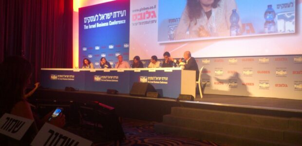 <img class="alignright" src="http://heb.daam.org.il/wp-content/uploads/2012/12/asmaglobes.jpg" alt="" width="58" height="82" />ביקורתה של אסמא אגבארייה זחאלקה על תנועת המחאה, שהיא היתה פעילה בה, התמקדה בשלוש נקודות. ראשית, המסר הפוליטי היה מטושטש, וראשי המחאה נמנעו מלכוון אצבע מאשימה אל האחראי לההתדרדרות במצב הכלכלי, ראש ממשלת ישראל נתניהו, ולא קראו להתפטרותו. שנית, המחאה התחמקה מנושא הסכסוך הישראלי פלסטיני, בטענה שהוא אינו פתיר. שלישית, האוכלוסייה הערבית לא היתה שותפה למחאה, והאחריות לכך מוטלת הן על הנהגת המחאה, והן על המנהיגים הערבים.